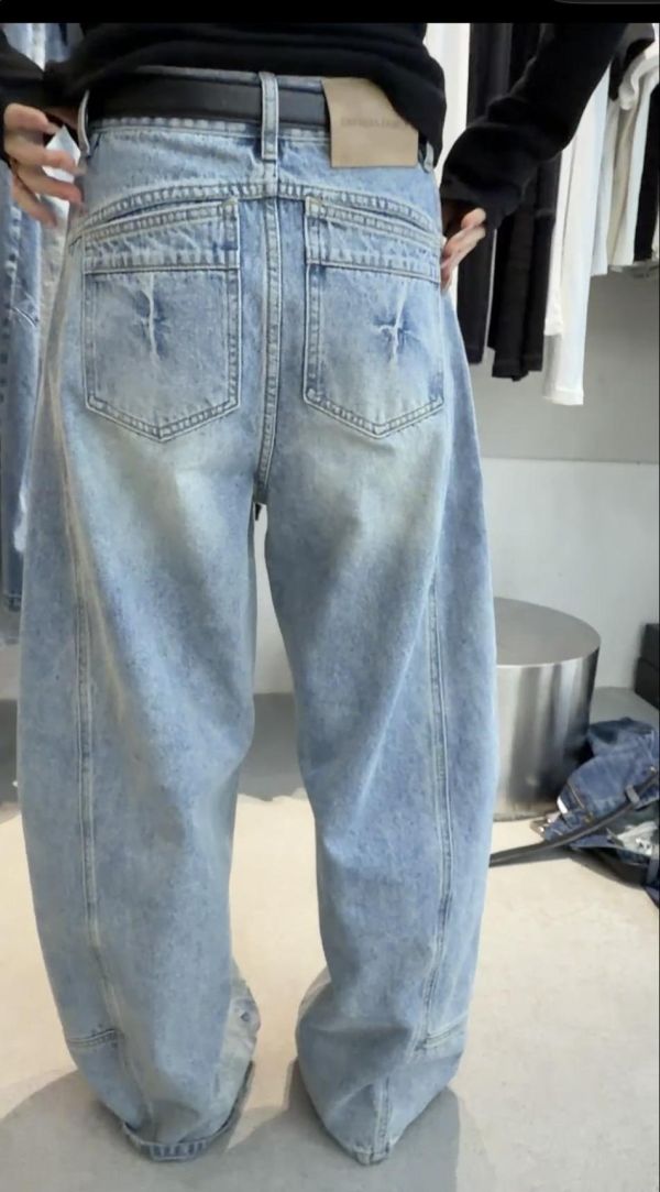 附皮帶淺色彎刀褲 