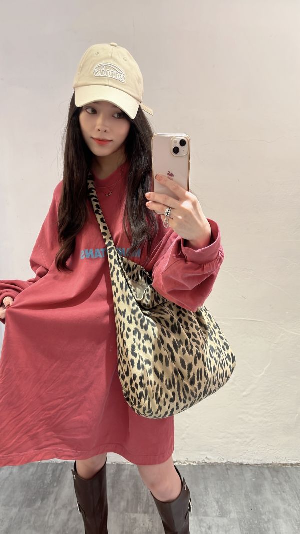 W22.豹紋斜背包 