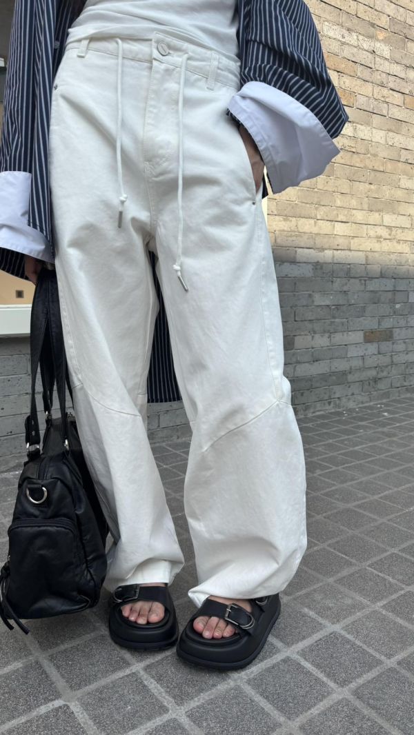 抽繩彎刀牛仔褲 