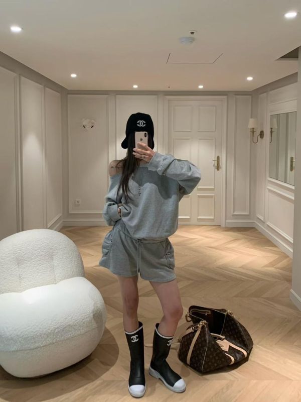 斜肩造型連身短褲 