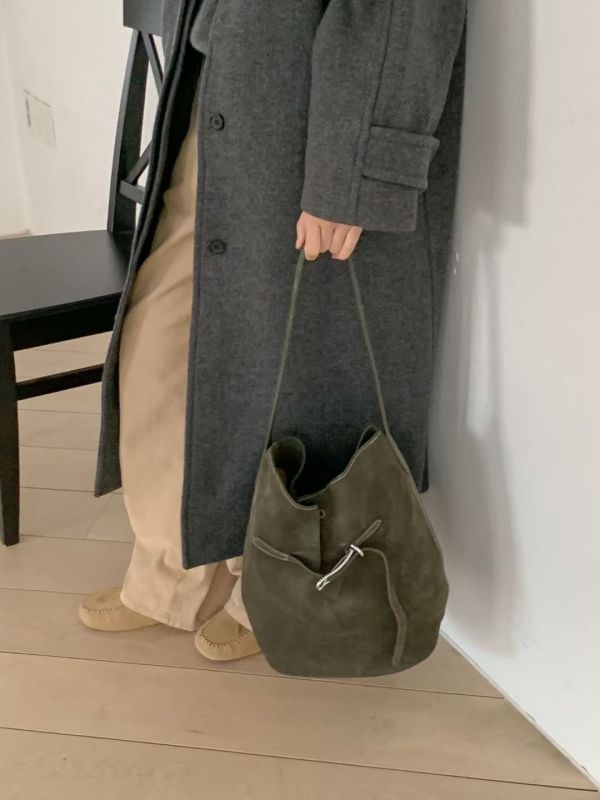 V029.鎖扣麂皮水桶包（牛皮工藝） 