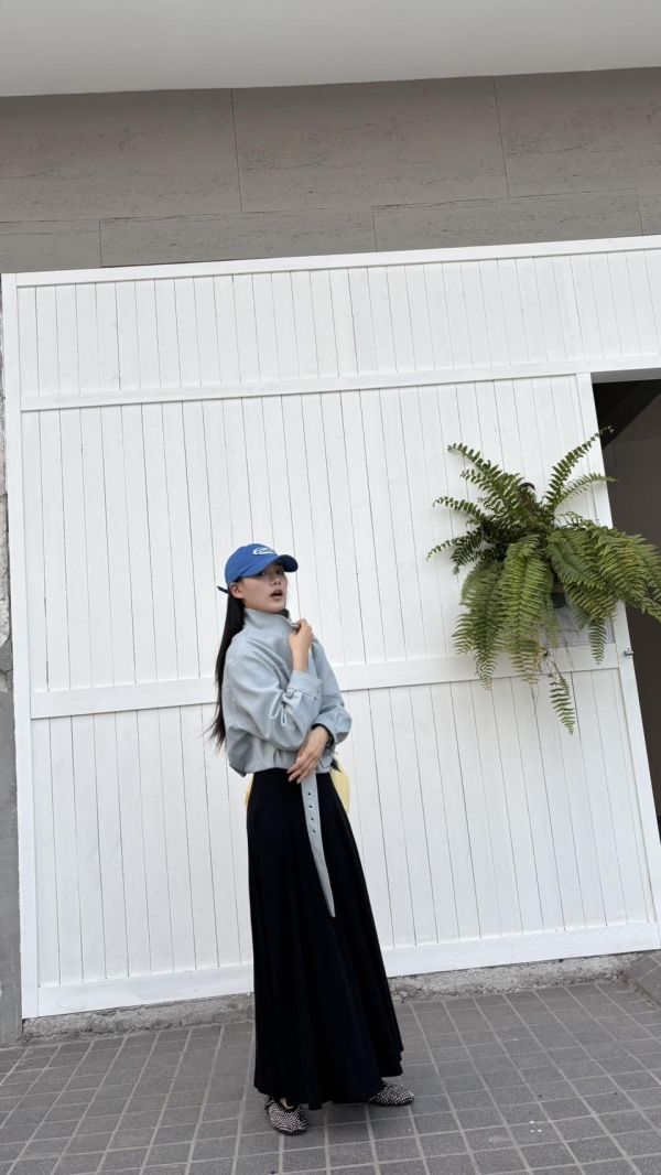 Ｖ領短袖傘連衣裙 