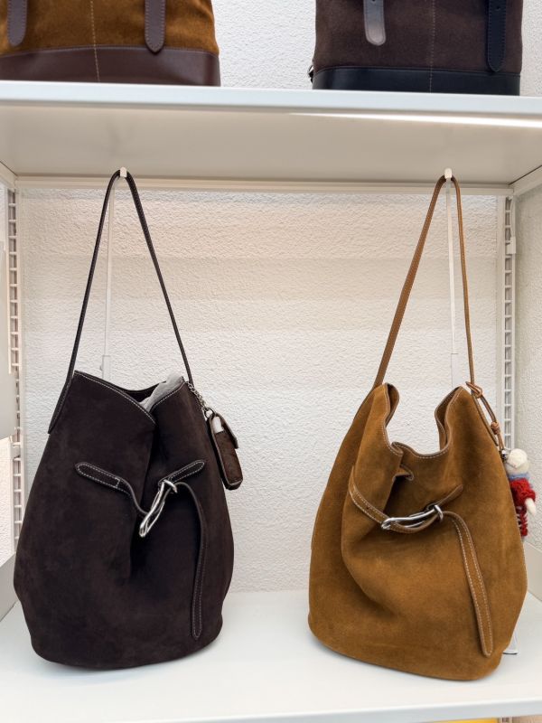 V029.鎖扣麂皮水桶包（牛皮工藝） 