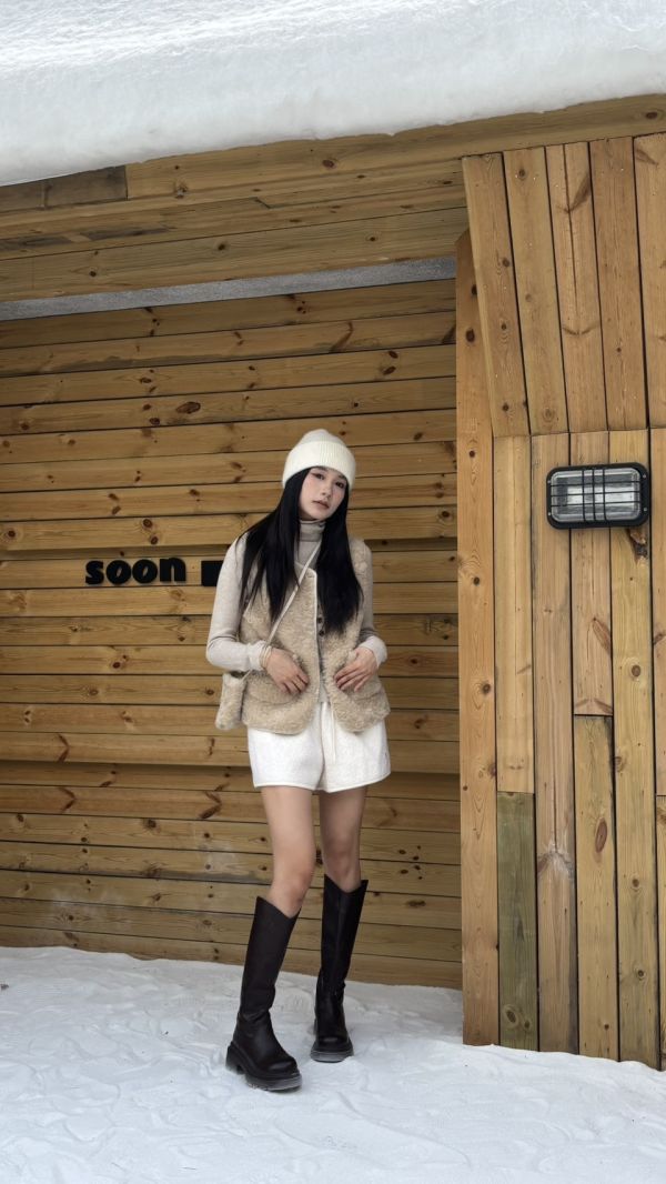 附包Ｑ毛背心＋高領上衣（杏色） 