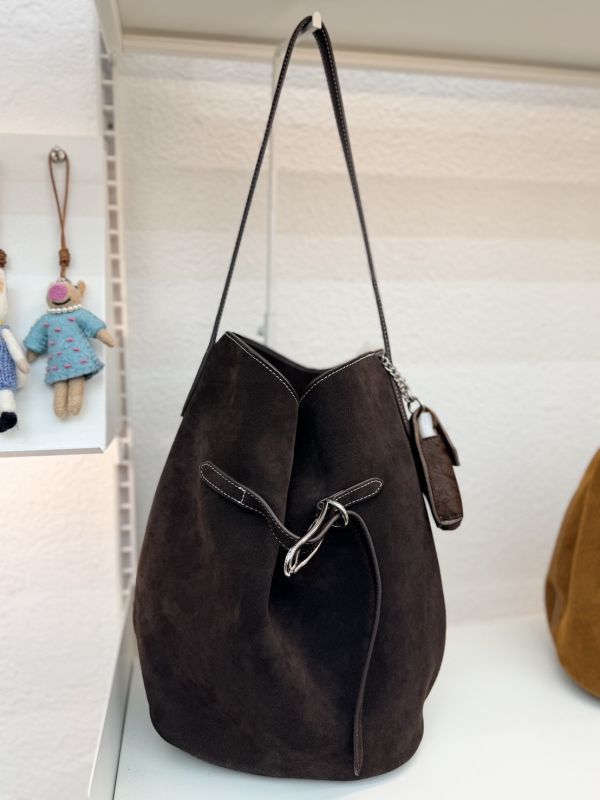 V029.鎖扣麂皮水桶包（牛皮工藝） 