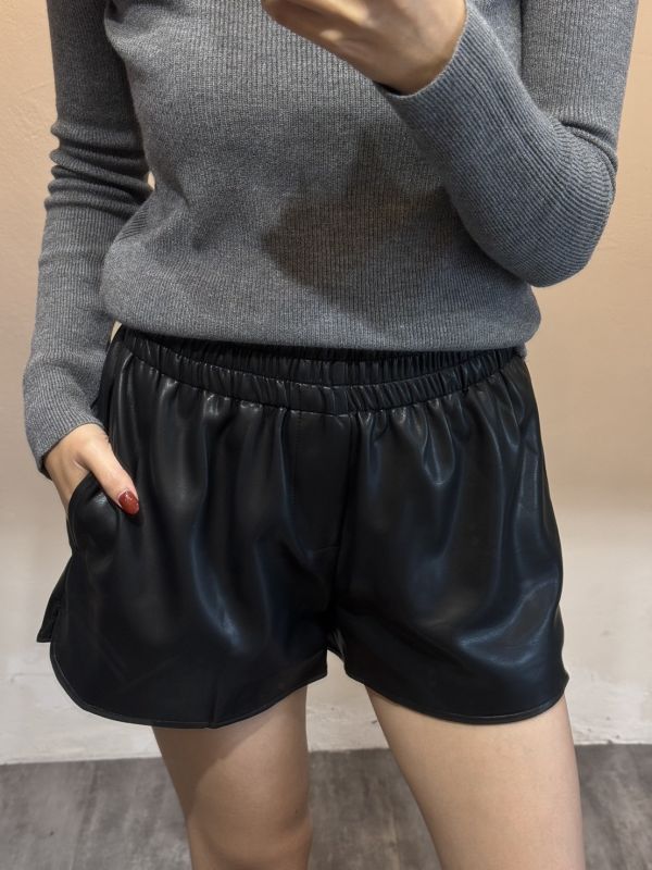 彈性皮短褲 