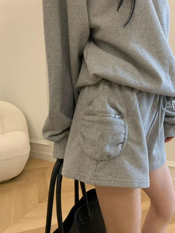 斜肩造型連身短褲 