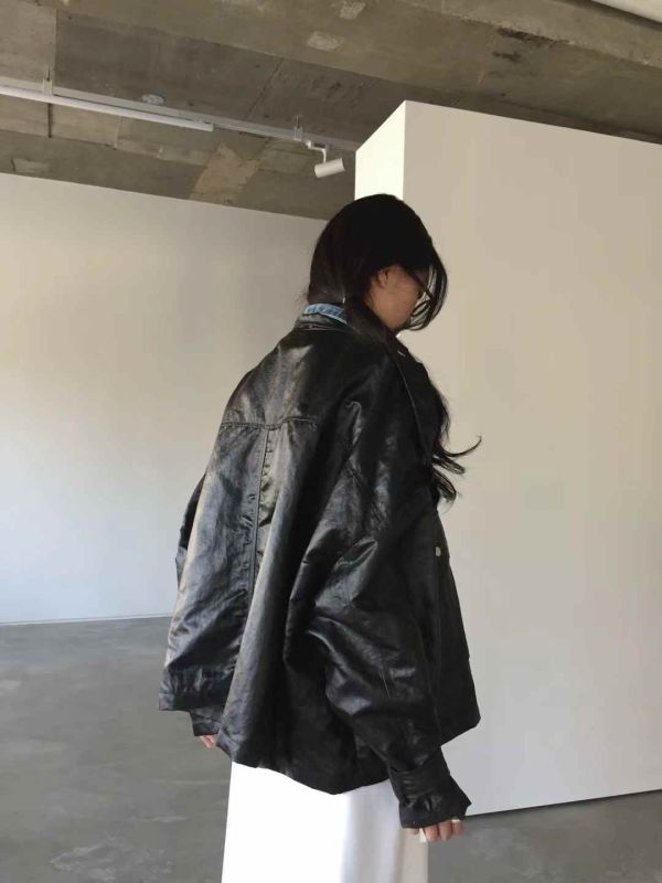 H15.皮革拼接造型外套 