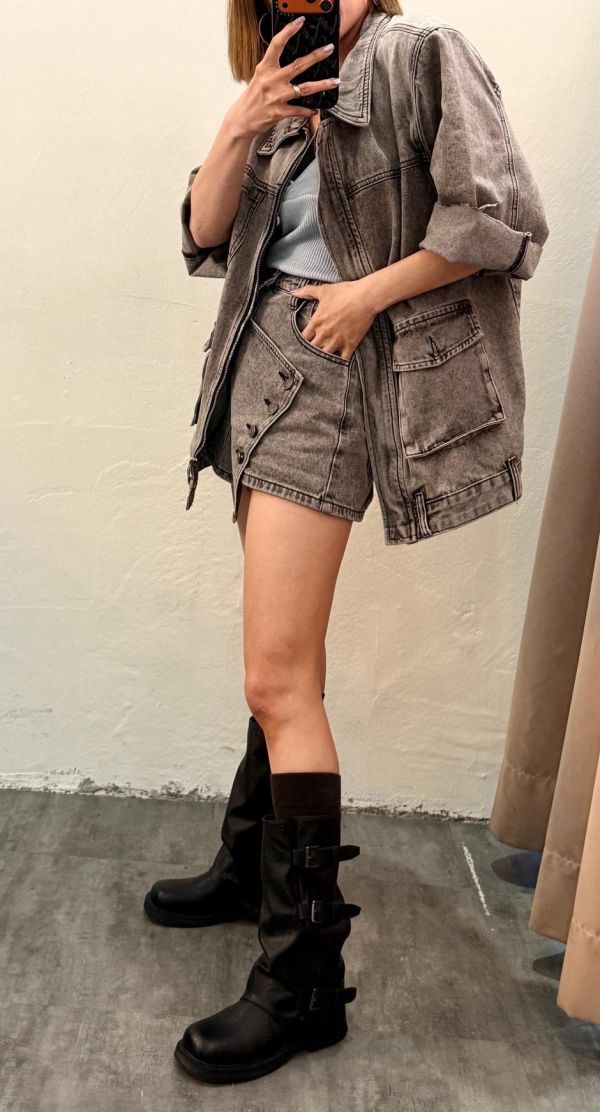 時髦牛仔斜釦套裝 