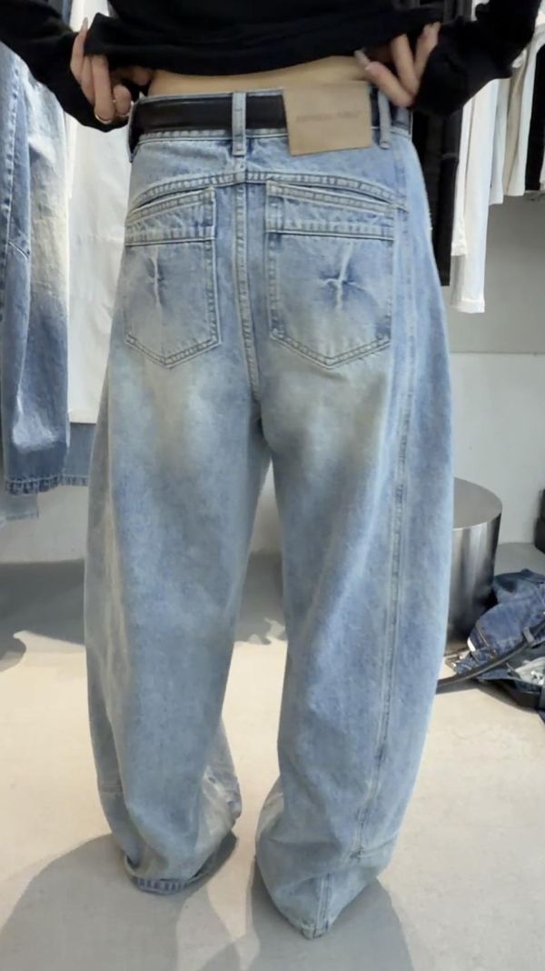 附皮帶淺色彎刀褲 