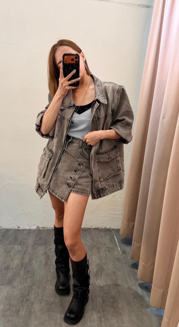 時髦牛仔斜釦套裝 