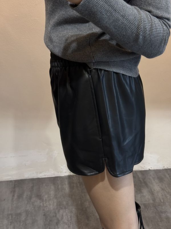 彈性皮短褲 