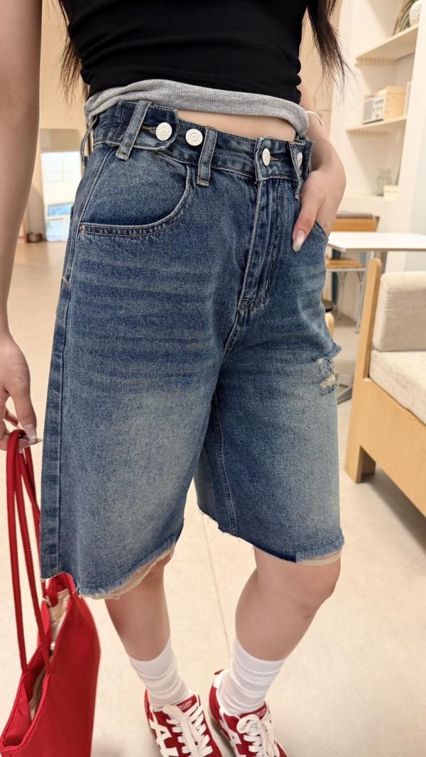 旁扣造型牛仔褲 