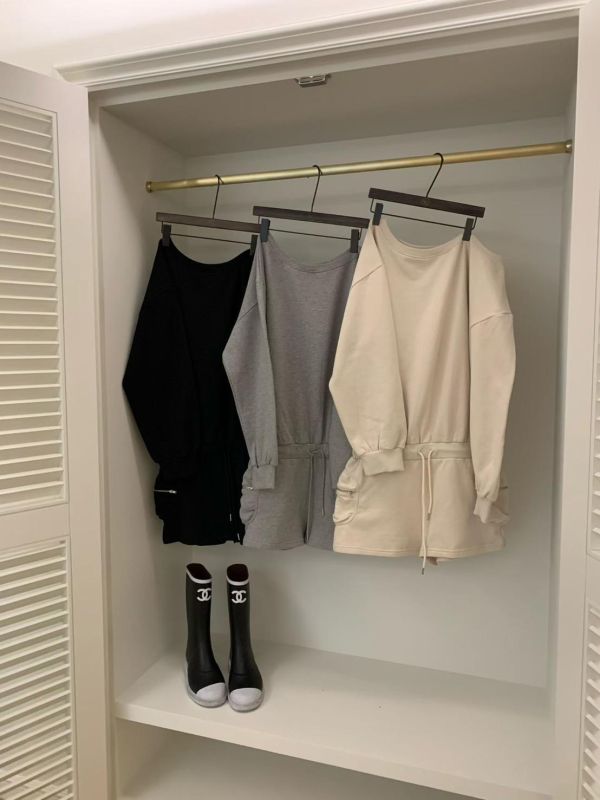 斜肩造型連身短褲 