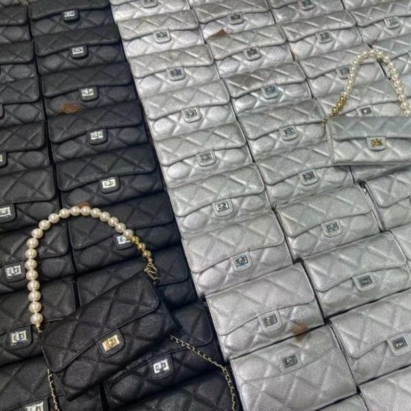 輕奢感魚子醬珍珠鏈帶迷你牛皮手拿包 輕奢感,魚子醬,珍珠鏈帶,迷你,牛皮,手拿包