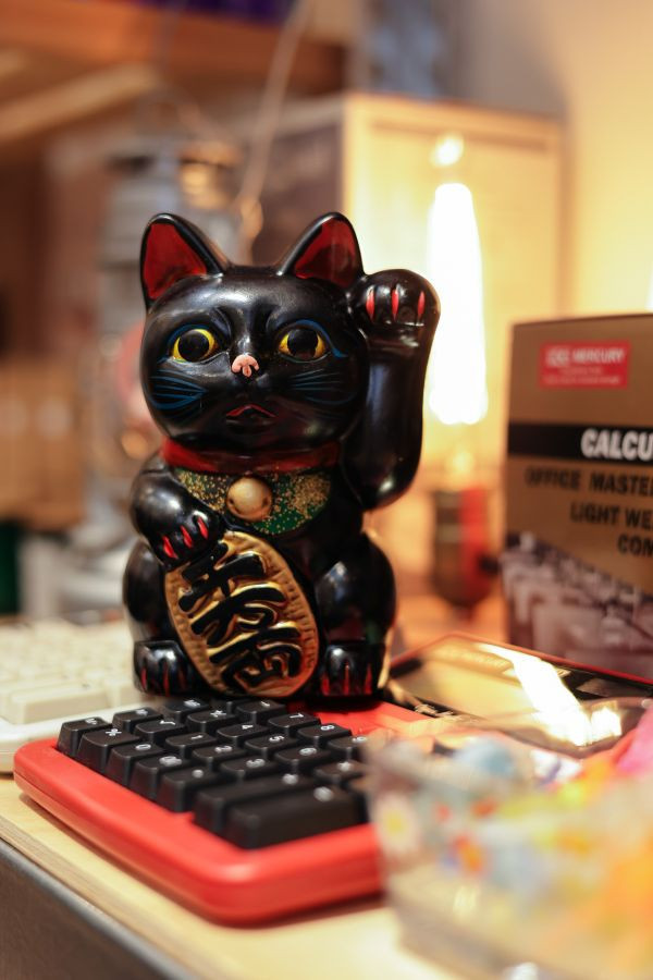 日本瀨戶燒招財貓（黑 / 舉左手）（17公分） 日本瀨戶燒招財貓（黑 / 舉左手）（17公分）