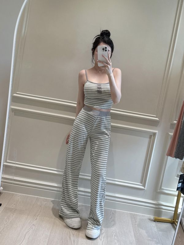 現貨 – 顯身材條紋套裝 