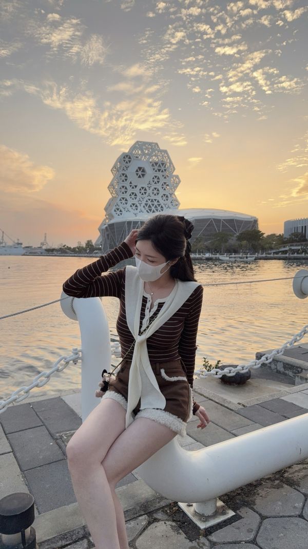 現貨 – 條紋披肩假兩件式上衣 