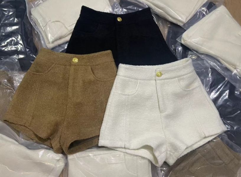 現貨 – 金釦毛呢修身短褲 