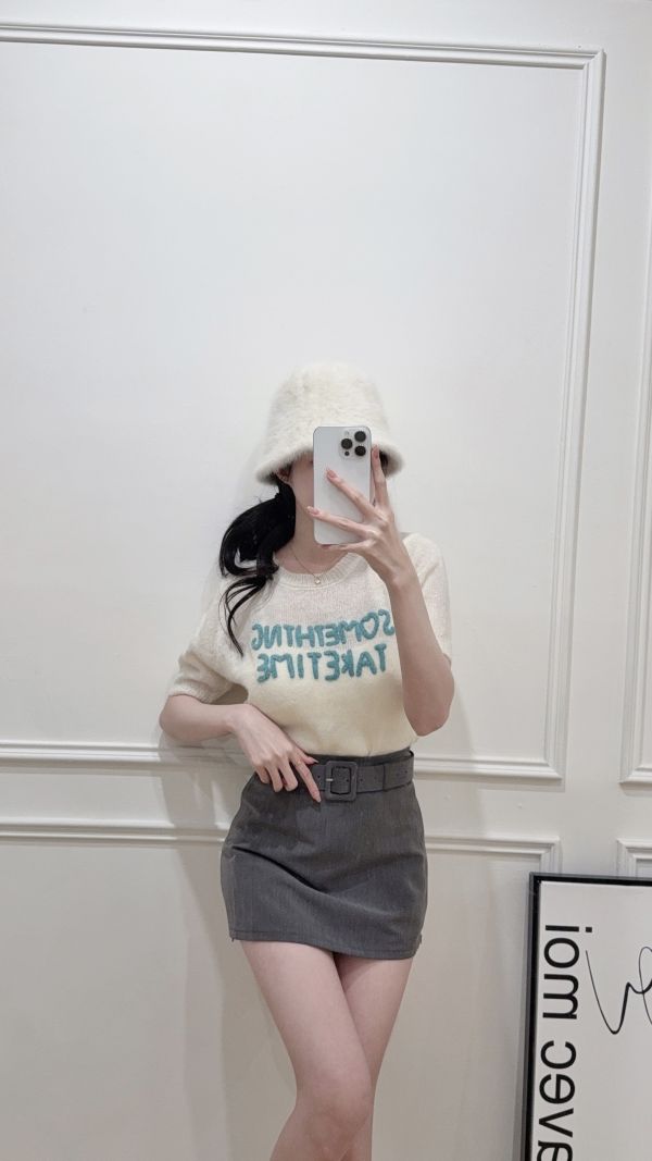 現貨 – 字母針織上衣 