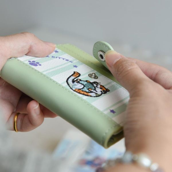 【一眼就心動】多巴胺刺繡貓咪短夾錢包 