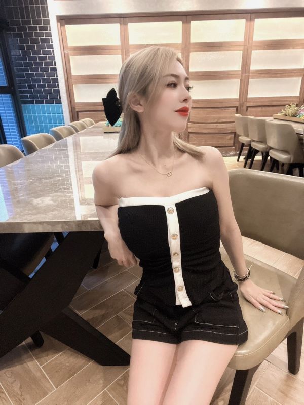 配色鈕扣平口背心 