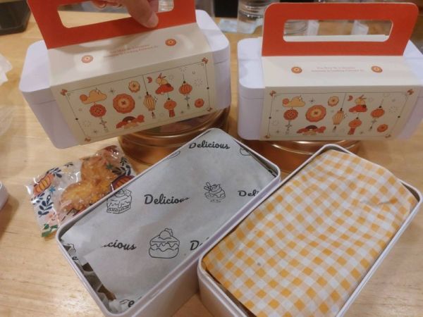 蝴蝶酥長鐵盒  歡迎至臉書討論訂購喔 