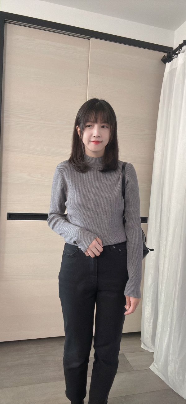 微高領素色羊絨針織衫 