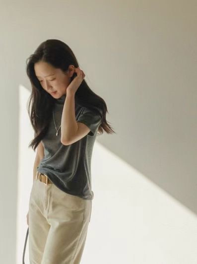 微高領人造絲彈性上衣 