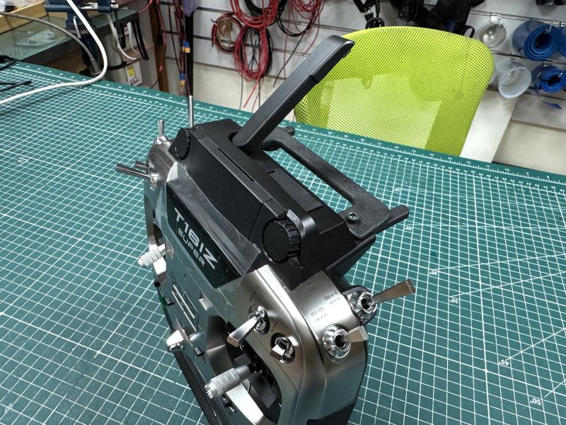 二手品 FUTABA T16IZsuper 9.99 成極新航模用遙控器 僅開機幾分鐘 老闆升級遙控器 空機 裸機 無接收機、包裝盒和所有配件 已升級最新版本 全機無傷痕 