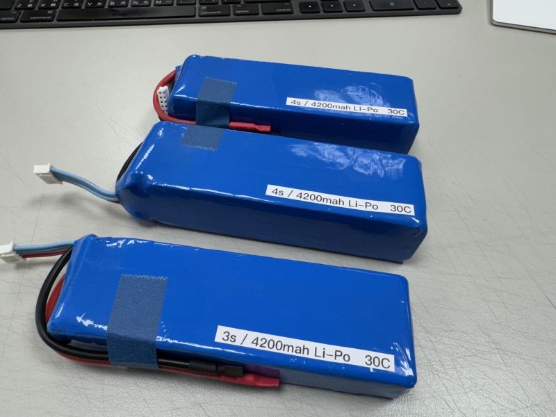 二手電池 3s 11.1v / 4200mah 30C 放電性能正常、無膨脹、無損傷、不含插頭 