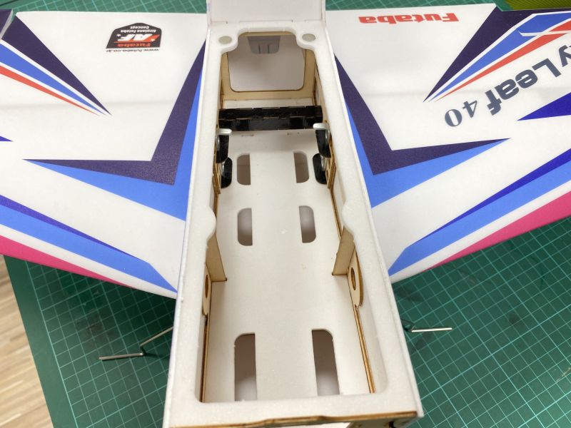 十月出清特價品 FUTABA SKYLEAF 40E F3A 入門初級飛機 翼展 1M 超容易上手 EPO材質 耐摔 容易修補 