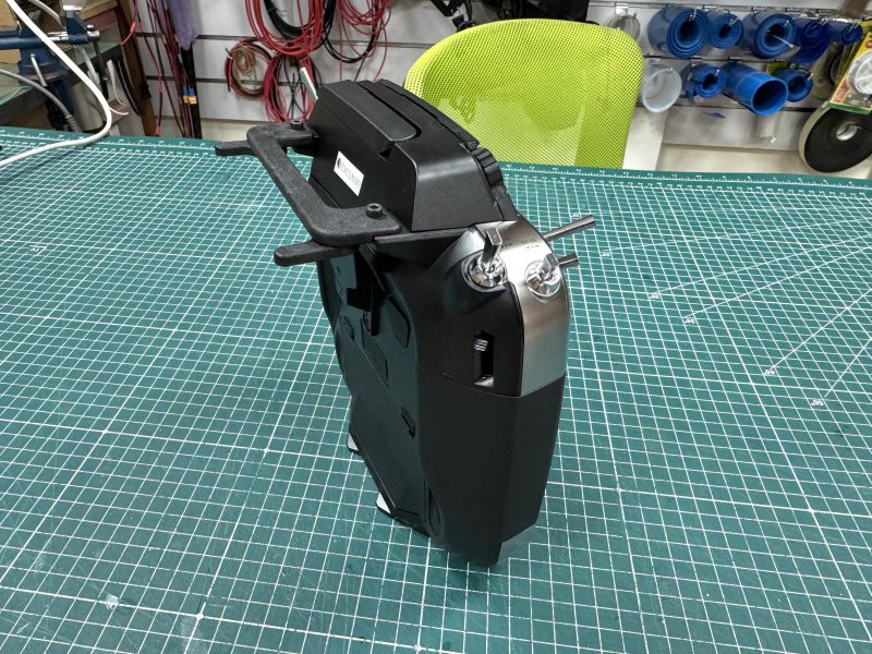 二手品 FUTABA T16IZsuper 9.99 成極新航模用遙控器 僅開機幾分鐘 老闆升級遙控器 空機 裸機 無接收機、包裝盒和所有配件 已升級最新版本 全機無傷痕 