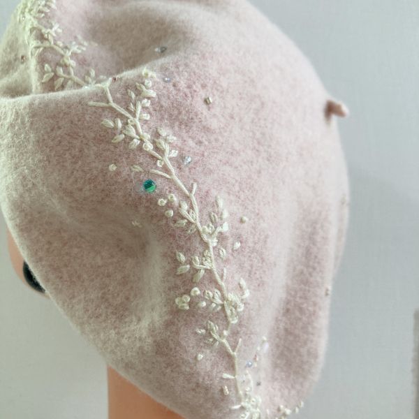 枝葉變形 刺繡羊毛貝蕾帽 米白粉 