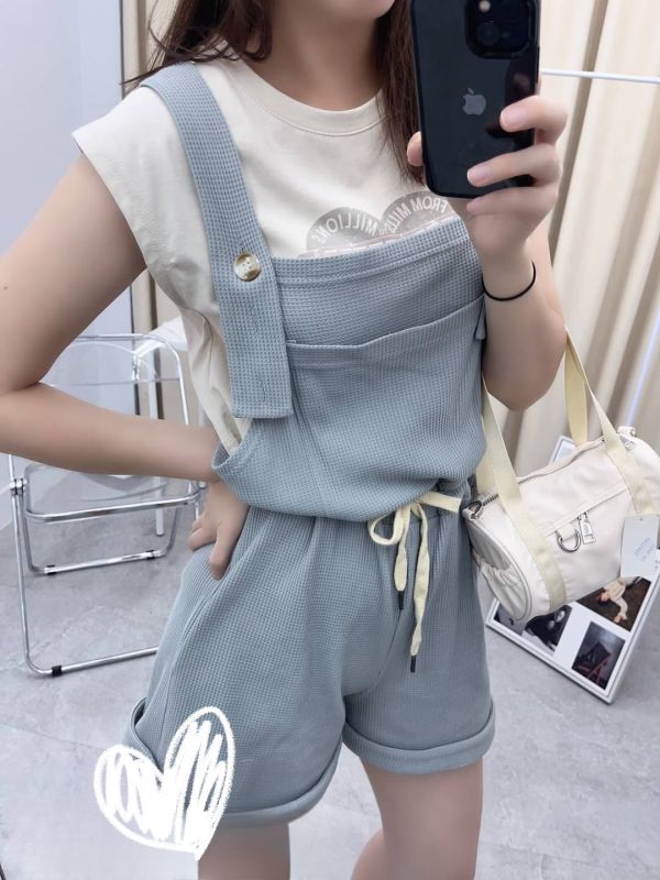鬆餅格吊帶褲 韓國女裝,東大門服裝,流行穿搭,美人鞋窩,小個子穿搭,好看又平價,直播連線,現貨,
實體店鋪