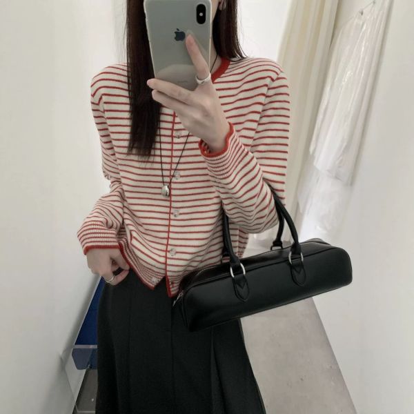 開釦領配色條紋毛衣 