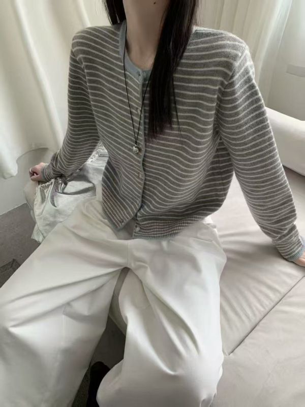 開釦領配色條紋毛衣 
