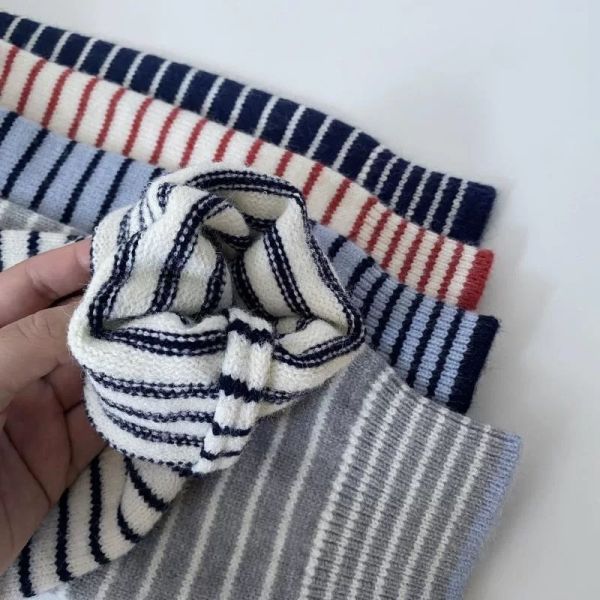 開釦領配色條紋毛衣 