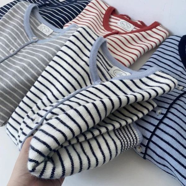 開釦領配色條紋毛衣 