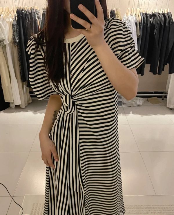 韓系下擺開杈側綁帶洋裝 韓國女裝,東大門服裝,流行穿搭,美人鞋窩,小個子穿搭,好看又平價,直播連線,現貨,
實體店鋪