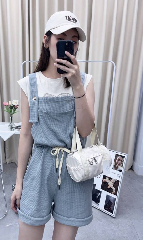 鬆餅格吊帶褲 韓國女裝,東大門服裝,流行穿搭,美人鞋窩,小個子穿搭,好看又平價,直播連線,現貨,
實體店鋪