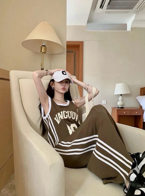 美式運動風字母洋裝 韓國女裝,東大門服裝,流行穿搭,美人鞋窩,小個子穿搭,好看又平價,直播連線,現貨,
實體店鋪