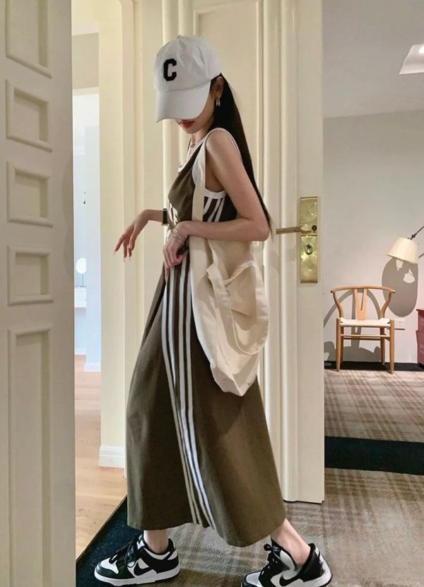 美式運動風字母洋裝 韓國女裝,東大門服裝,流行穿搭,美人鞋窩,小個子穿搭,好看又平價,直播連線,現貨,
實體店鋪