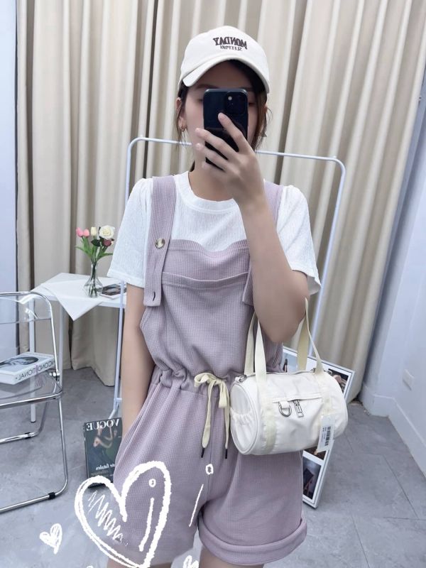 鬆餅格吊帶褲 韓國女裝,東大門服裝,流行穿搭,美人鞋窩,小個子穿搭,好看又平價,直播連線,現貨,
實體店鋪