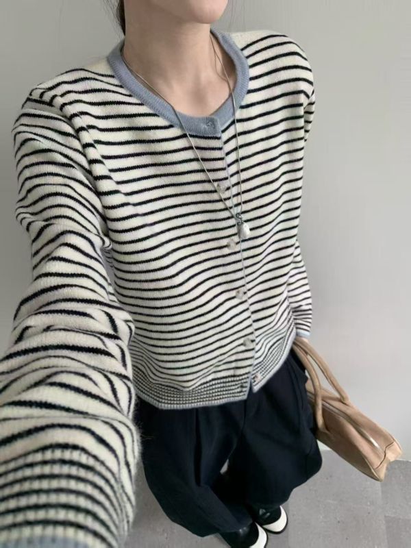 開釦領配色條紋毛衣 