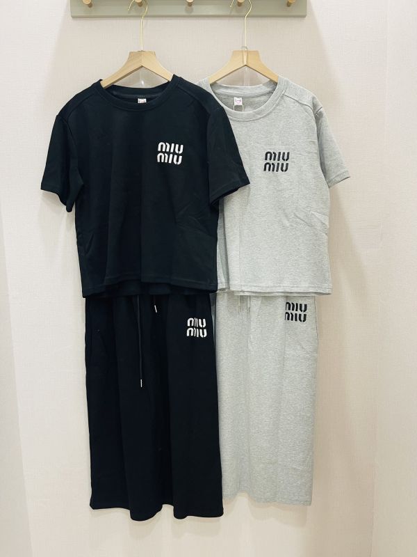 韓系字母休閒套裝 韓國女裝,東大門服裝,流行穿搭,美人鞋窩,小個子穿搭,好看又平價,直播連線,現貨,
實體店鋪