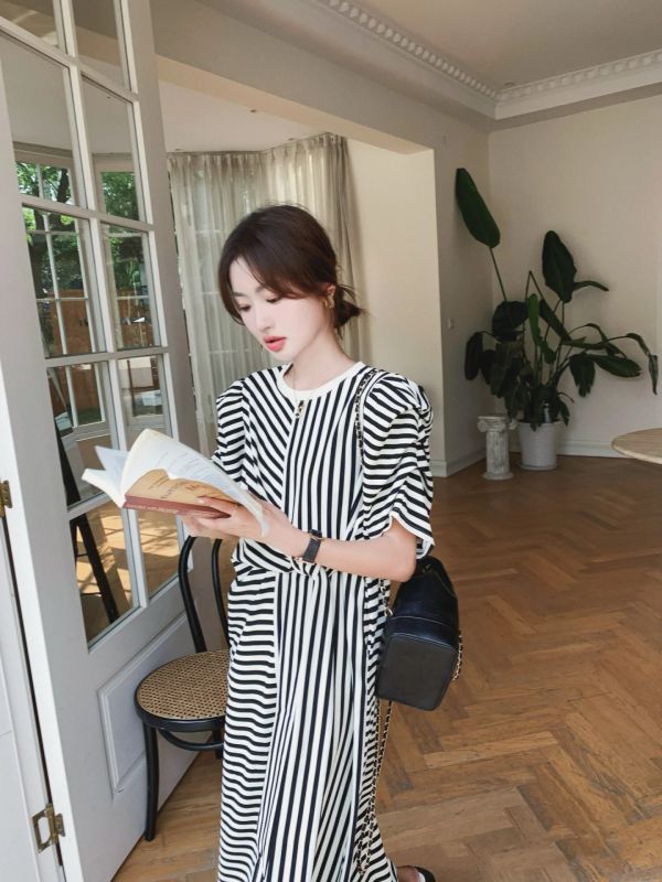 韓系下擺開杈側綁帶洋裝 韓國女裝,東大門服裝,流行穿搭,美人鞋窩,小個子穿搭,好看又平價,直播連線,現貨,
實體店鋪