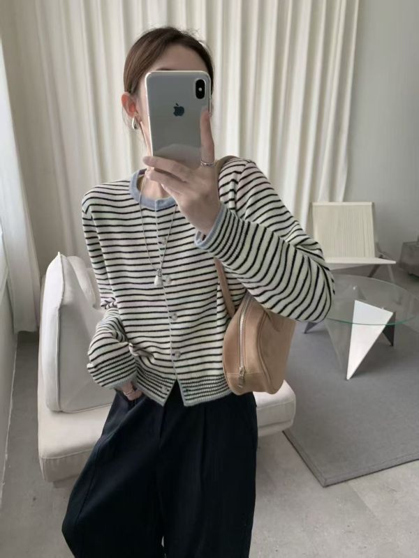 開釦領配色條紋毛衣 