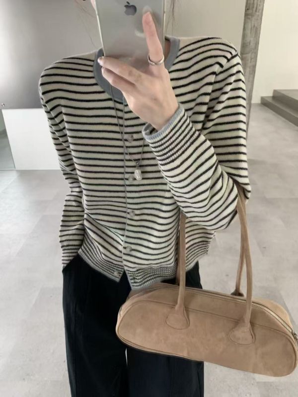 開釦領配色條紋毛衣 