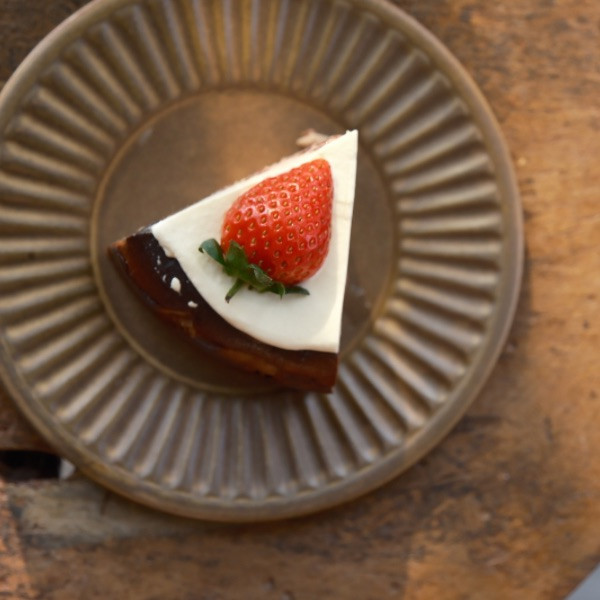 草莓巴斯克 金門甜點,金門美食,金門旅遊,生日蛋糕,蛋糕,金門伴手禮,巧克力戚風,父親節蛋糕,母親節蛋糕,蛋糕外送,草莓蛋糕,達克瓦茲,提拉米蘇,草莓大福,戚風蛋糕,水果蛋糕,泡芙,金門下午茶,金門咖啡,金門民宿